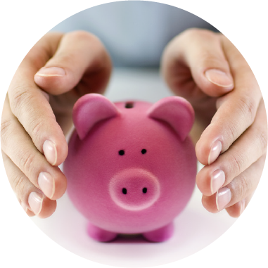 Pinkes Sparschwein wird durch zwei Hände geschützt.